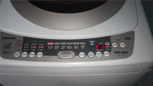 Mã lỗi máy giặt Toshiba E1 cảnh báo vấn đề về xả nước