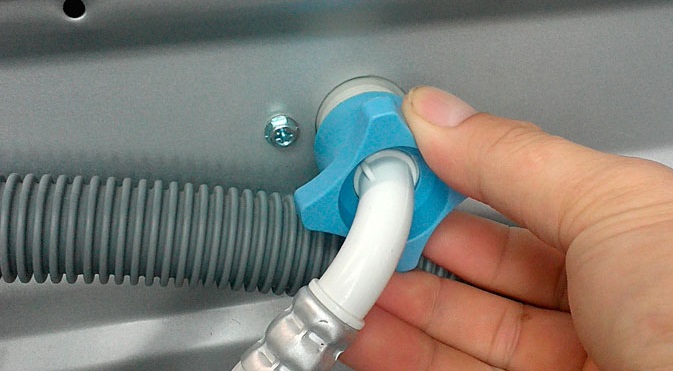 Lỗi E5 do ống cấp nước bị tắc nghẽn hoặc hư nên nước không truyền vào lồng giặt 