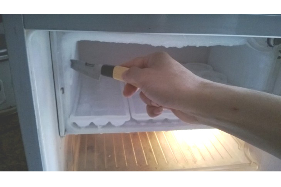 Làm sạch lớp tuyết bám trên tủ lạnh Toshiba